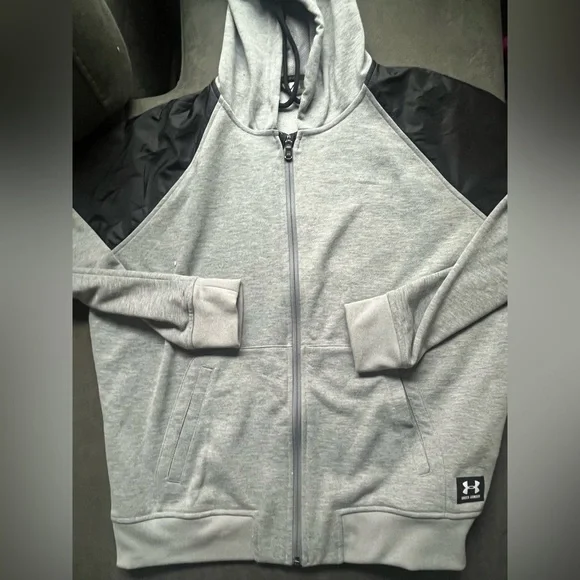 🛑 SOLD 🛑Under Armour Dual-Tone Hoodies in Gray and Black - Picture 4 of 4